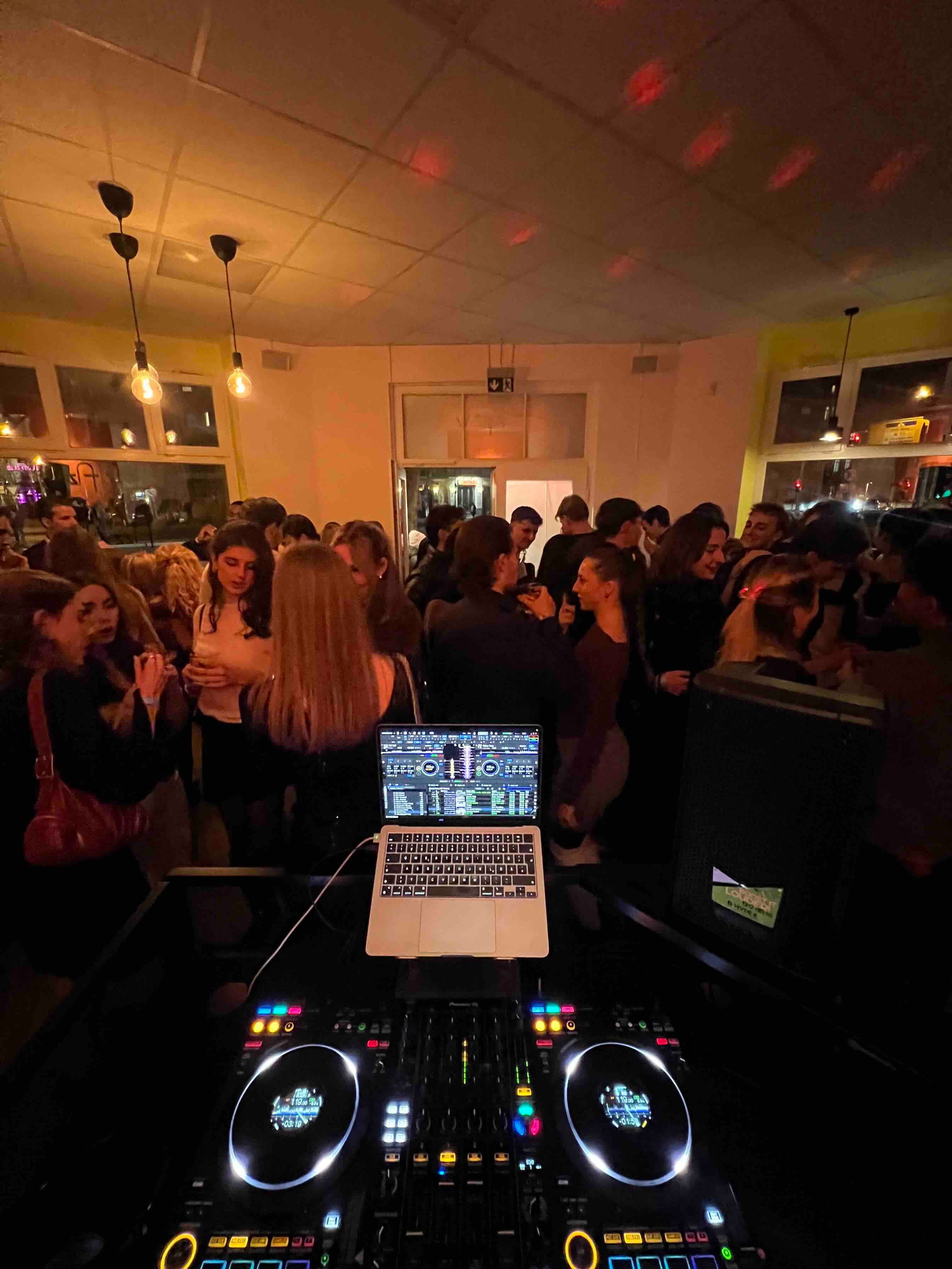 Full House Party Vibe